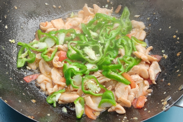 鸡胸肉炒辣椒炒番茄